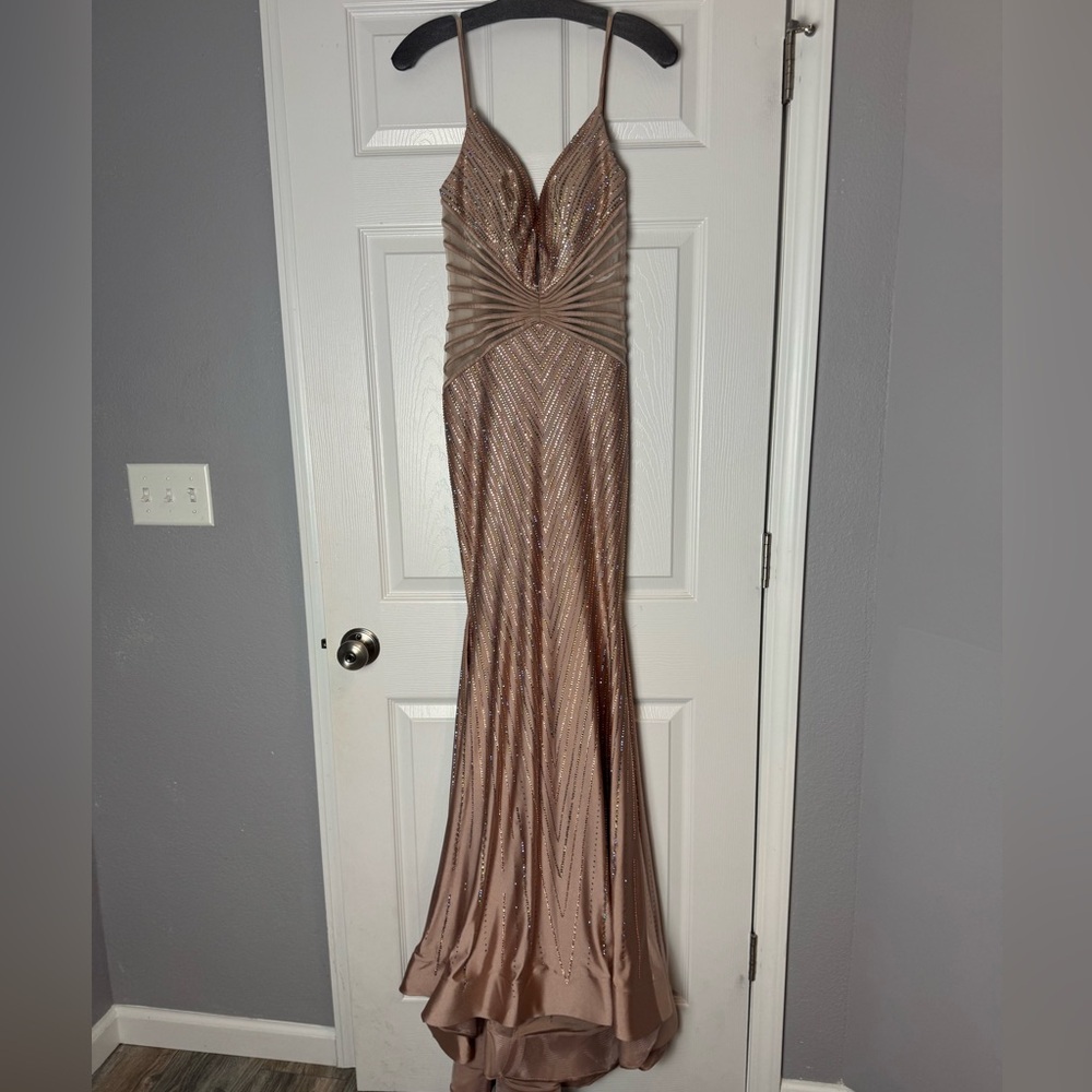 Gorgeous beaded rose gold gown. - Picture 4 of 7
